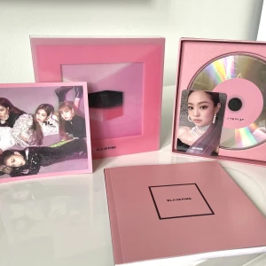 Blackpink mini album - Blackpink mini album square up, innehåller 2 photo cards 1 photo book och 1 cd skiva. Skriv för mer info💖