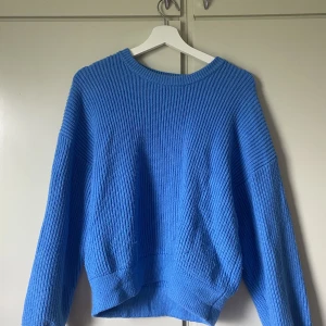 Stickad tröja  - Jättefin och otroligt skön stickad tröja i fin blå färg! Storlek S, säljs för 150kr exkls frakt