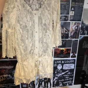 spets tunika. ☆ - obs! jag tar endast emot swish. vänligen tryck ej på köp nu. ☆  varan är i perfekt skick. stretchig och passar större storlekar. frakt går på 43kr. ☆