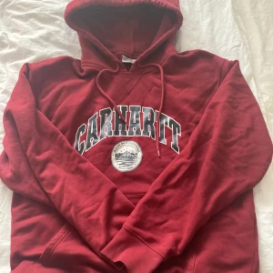 Hoodie - Röd carhartt hoodie i väldigt bra skick