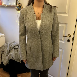 Jacka  - Jättefin kappa till kommande höst men även vår. Aldrig använd så i mycket fint skick och passform. 