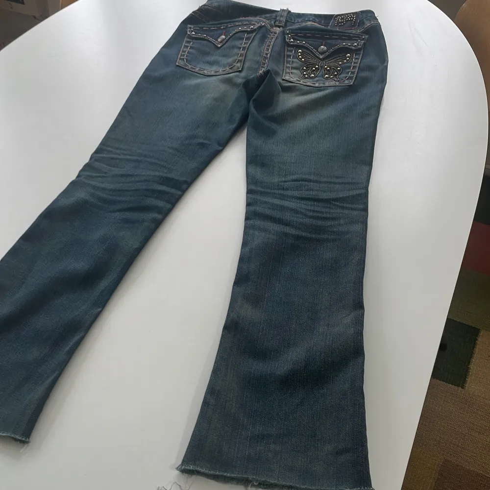 Ett par snygga lågmidjade jeans av okänt märke. Superfint skick!  Mäter att innerbenet är 75 cm, och midjemåttet är 85. Det står att de är 28/34 på lappen men mätte själv också☺️ På mig som är 170 satt de perfekt i längd. Säljer då de är för små i midjan🙃. Jeans & Byxor.