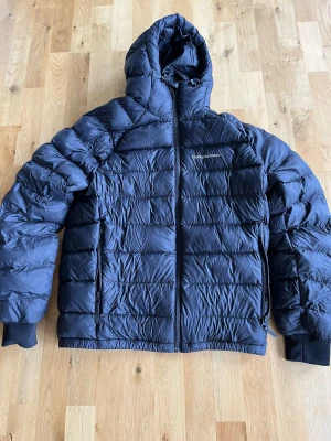 Peak performance jacka - Säljer denna supersnygga vinter/höst jackan ifrån Peak performance. Den är använd men helt i nyskick. Nypriset på jackan är cirka 2500 kronor. Skriv via funderingar och annat😁
