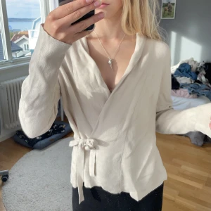 Kofta - Supermysig kofta från only💋☝🏼säljer då den är lite stor på mig, den är L men skulle snarare säga M, priset kan diskuteras!