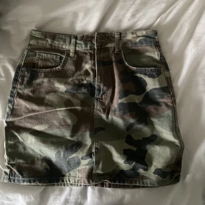Militär kjol  - Säljer denna as coola kjol med militär mönster som inte kommer till användning. Köparen står för frakten 💗😻