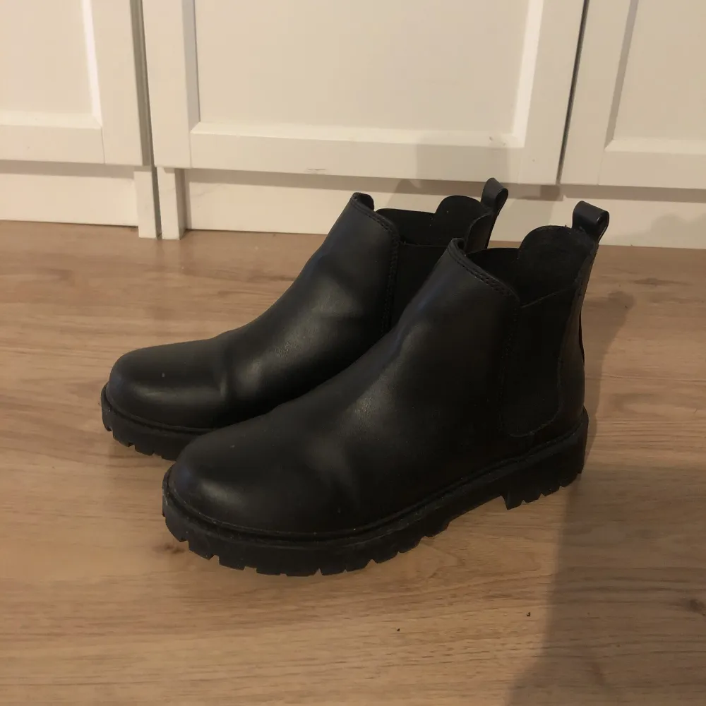 Låga boots från H&M i läderimitation. Använt litegrann men i mycket fint skick. . Skor.