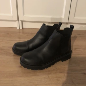 H&M Boots - Låga boots från H&M i läderimitation. Använt litegrann men i mycket fint skick. 