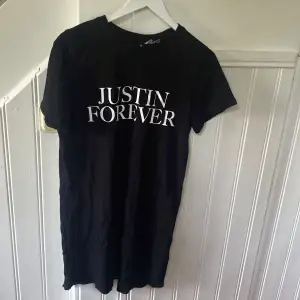 En svart Justin beiber t-shirt som är i bra skick, det är strl 36.💕