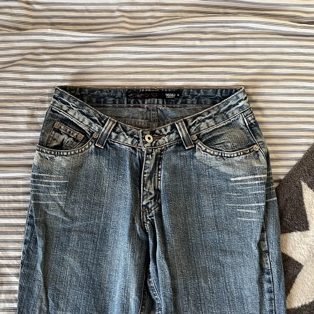 Lågmidjade blåa jeans som är raka i benen, ungefär lagom längd åt mig som är 162🤍. Jeans & Byxor.