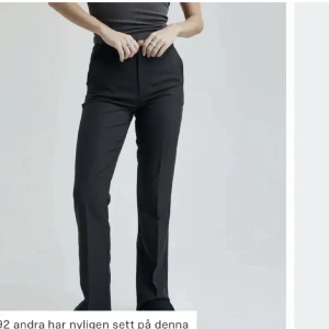kostymbyxor från BikBok - kostymbyxor från BikBok! Nyskick, sparsamt använda. Säljer då jag har ett par liknande! Nypris 500kr. Kan mötas upp annars står köparen för frakt 🩵