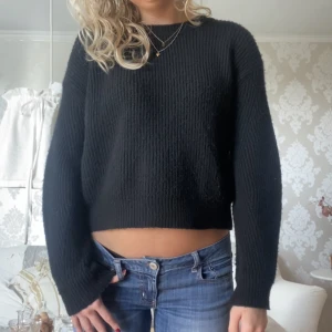 Svart stickad tröja  - Säljer denna svarta stickade tröja!💕