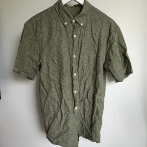 Linneskjorta  - Grön skjorta i linne. Skrynklig pga legat i säck i förrådet :’) Annars hel och ren