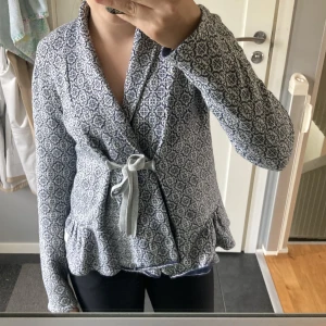 Odd Molly kofta - Jättefin blå/grå Oddmolly kofta!💙