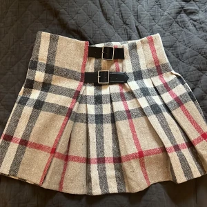 Burberry kjol  - Burberry kjol i bra skick och inga brister, meddela för gärna mer bilder.