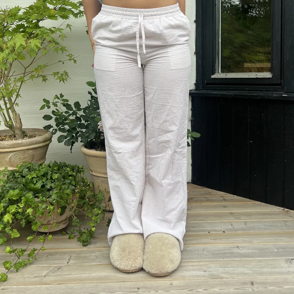 Pyjamasbyxor ifrån Sanna Jörnviks kollektion med NAKD. Aldrig använda, storlek 34.. Jeans & Byxor.