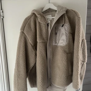 Pilejacka - Gosig pilejacka från hm som är använd endast 2 gånger!! Något stor i storleken!  Ord pris 549kr