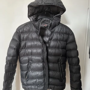 Colmar jacka - Colmar jacka i jättebra skick förutom att dragkedjan måste bytas ut,  använd i ett år och köpt för 5000kr 