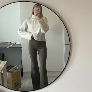 Kostymbyxor - Mysig grön färg och mjukt material. Full lenght - inseam ca 86cm. Högmidjade. Lite utsvängda. Resår bak i midjan för perfekt passform. Några små tecken på användning