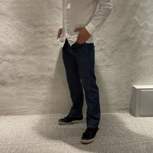 Levis jeans - Hej! Säljer nu dessa Levis jeans. Superfint skick. W30 L34. Modellen är 188cm lång väger 82kg