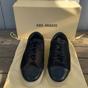 Arigato Skor - Tjenixen😉 nu säljer jag dessa tvär feta arigato skor med cap toe. Vill du vara lite unik så är dessa arigatos perfekta eftersom inte många har denna modellen. Skicket är 8/10 då arigato loggan är lite utsuddad. Men inget man stör sig på. Pris kan disktrs😉