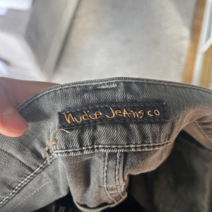 Gråa nudie jeans - Helt oanvända, storlek 30w 32l Ny pris 1900:- mitt pris 999:-