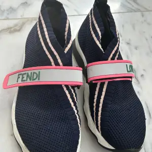Hej! Säljer mina knappt använda FENDI skor i strl 37🥰  Använder de som sagt inte därav säljer jag de! Dem är bekväma och är i väldigt bra skick!  