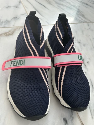 Fendi Skor - Hej! Säljer mina knappt använda FENDI skor i strl 37🥰  Använder de som sagt inte därav säljer jag de! Dem är bekväma och är i väldigt bra skick!  