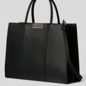 Tote bag från Karl Lagerfeld. OBS!!! Väska är svart den andra bilden är för att kunna se detaljerna.