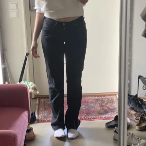 Lågmidjade jeans - Säljer mina fina lågmidjade jeans från bikbok i modellen low straight då de tyvärr blivit för små💙 jag är 167cm och brukar ha storlek s💙 köparen står för frakten, skriv för fler frågor! Priset kan diskuteras