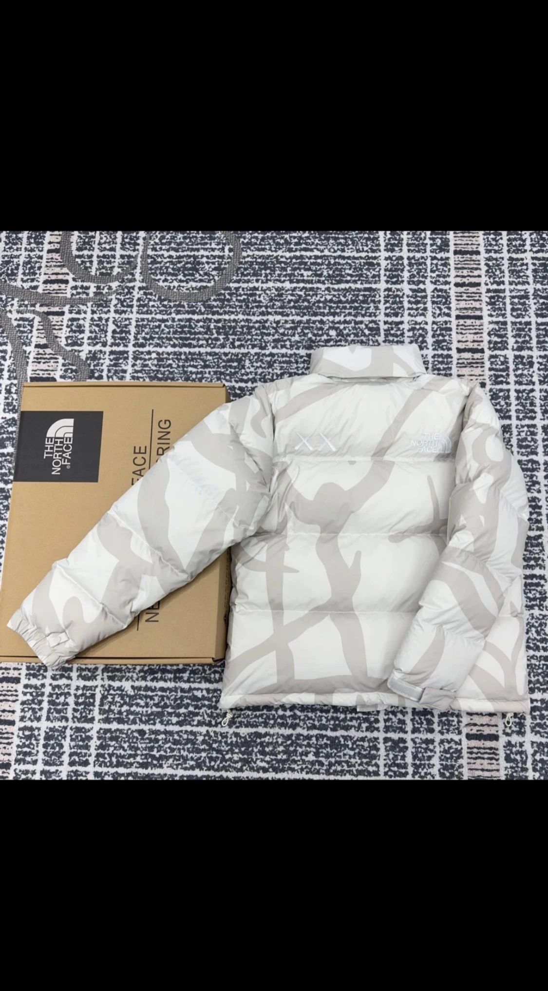 NORTH FACE x KAWS (helt ny)