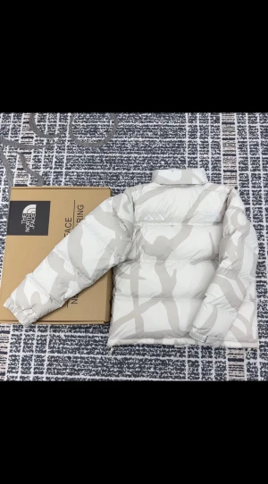 NORTH FACE x KAWS (helt ny) - Säljer en north face jacka x kaws som jag fått av min tjej. Pris kan diskuteras!  Hör av dig😊