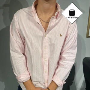 Ralph lauren skjorta  - Riiktigt schysst Ralph Lauren skjorta i topp skick 10/10. Ny pris 1395 kr vårt pris 599kr. Modellen på bilden är 187cm lång.