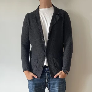 John henric stickad kavaj - John Henric stickad kavaj - storlek S (sitter som en L) - varan är i jätte fint skick och har inga flaws - modellen är 188 cm och väger 83 kg - vid frågor eller funderingar är det bara att skriva!