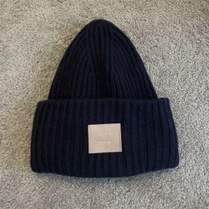 Acne mössa  - Mössan har använts flitigt förra vintern men det är inget som syns särskilt mycket utanpå! Jag själv har upplevt den som lite stor från första början men det är one size och den är köpt på acne studios så helt äkta vara😇Så på små huvuden passar den inte🤭🩷