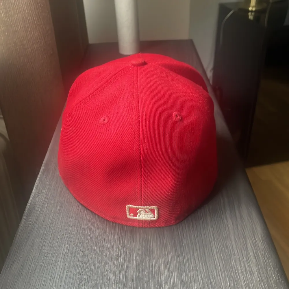 Skön röd new era keps. Inga tydliga defekter. Pris är fast. Lite Avicii feeling 💯. Övrigt.