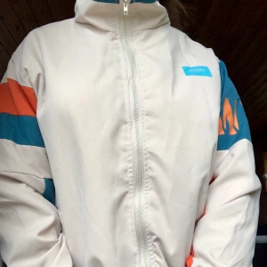 Jacka strl S - Endast prövad jacka, passar mig bra som har storlek S. Obs! Är ett kinamärke så inte världens bästa kvalitet men funkar. Har inga dragkedjor på fickorna. 