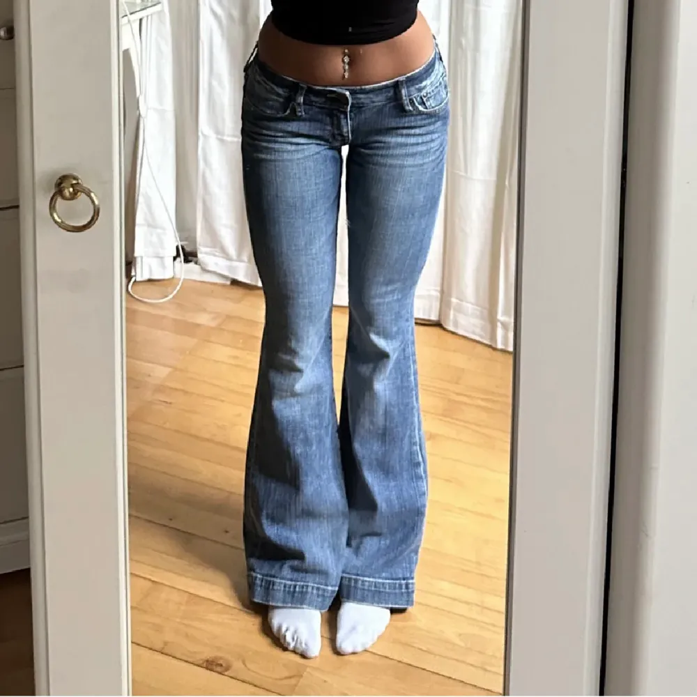 Köpte dessa jeans av Julia Storfeldt och säljer dem nu vidare då de var för små, de två första bilderna är hennes och den sista är min. De är i perfekt skick då jag inte kan hitta några defekter. Köptes för 750+frakt och säljer de nu för 600+frakt.. Jeans & Byxor.