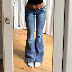 Köpte dessa jeans av Julia Storfeldt och säljer dem nu vidare då de var för små, de två första bilderna är hennes och den sista är min. De är i perfekt skick då jag inte kan hitta några defekter. Köptes för 750+frakt och säljer de nu för 600+frakt.