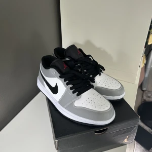 Jordan 1 light smoke grey  - Storlek 42,5, knappt använda och i mycket bra skick. Låda finns 