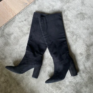 Svarta stövlar  - Svarta sammet stövlar använda en gång. De är 10 cm höga. Super snygga men kommer inte till användning! Nypris 700