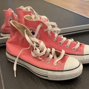 Söta converse i stel 36 men passar strl 38