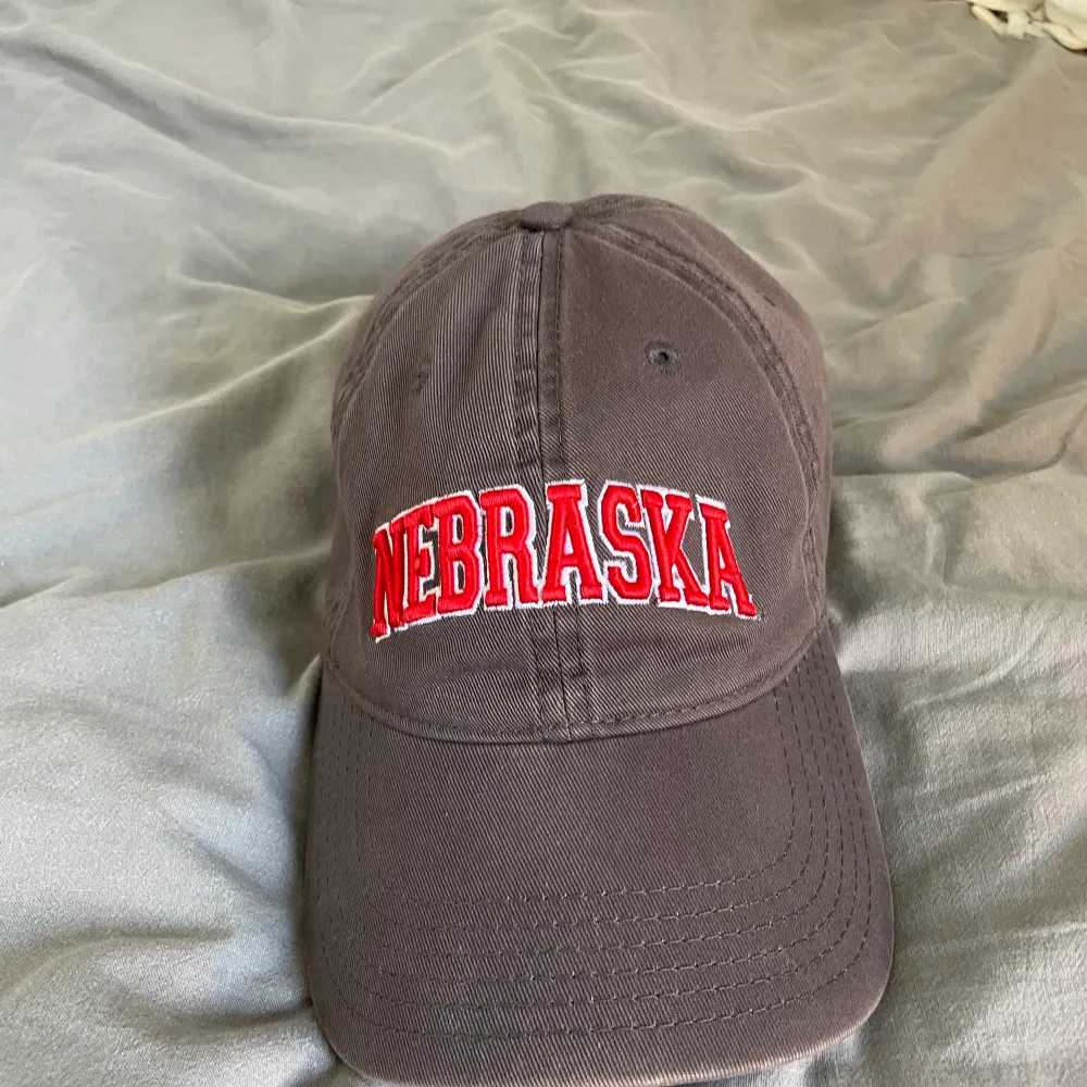 Vintage Nebraska keps från Legacy i fint skick.☀️☀️ Justerbara spänne där bak så man kan ändra storleken. Bara att fråga om du undrar någonting. Kunden betalar frakt! 😁 . Övrigt.