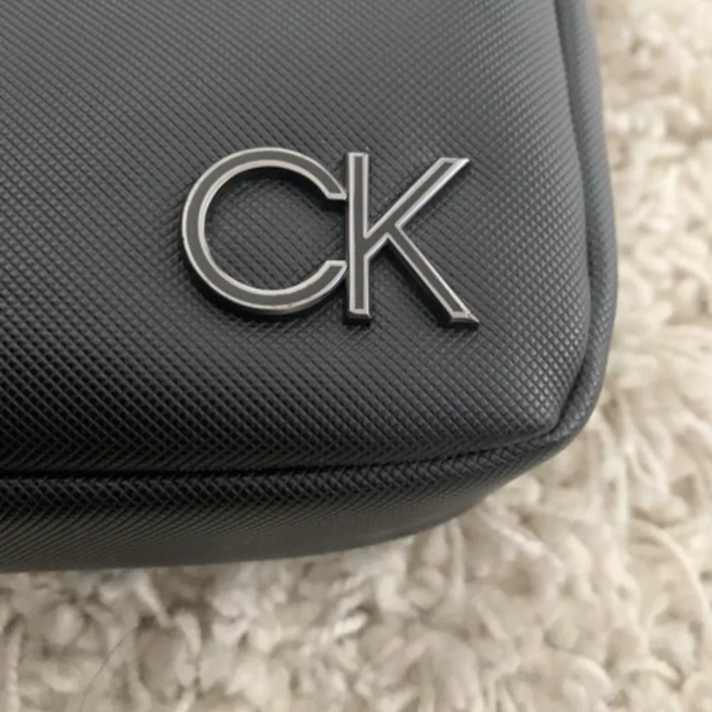 Svart calvin Klein väska. 17 cm i bredden 20 cm i längden. . Väskor.