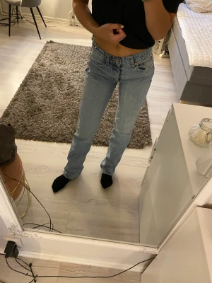 Zara jeans - Säljer mina zara jeans, mid straight 