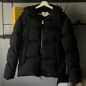 Dunjacka från Arket - Jackan är använd ett fåtal gånger och det finns inga tecken på användning. Meddela vid intresse eller köp direkt i appen !