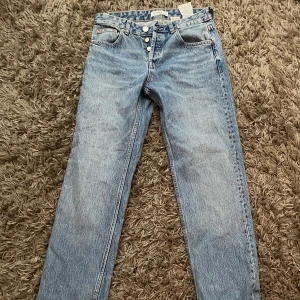 Low waist straight jeans - Ett par helt oanvända jeans från pull&bear, säljer pga fel storlek