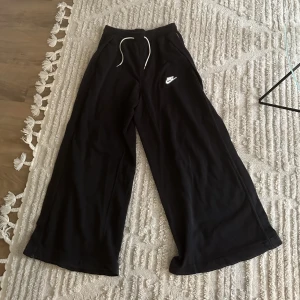 Vida Nike byxor  - Svarta nikebyxor med vida ben