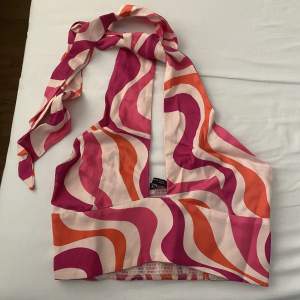 Söt halternecktopp från Zara som kan knytas på många olika sätt💗sitter dragkedja på sidan av toppen🥰köparen står för frakt