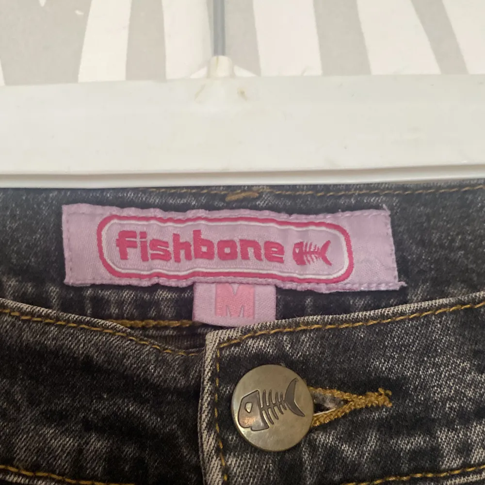 Utsvängda jeans från Fishbon, endast prövade. Säljs inte längre . Jeans & Byxor.