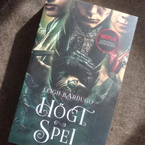Six of Crows av Leigh Bardugo - Boken "Högt spel" (eng: Six Of Crows) av Leigh Bardugo, från Grishaverse-serien! Boken är på svenska och inte läst, nyskick. 
